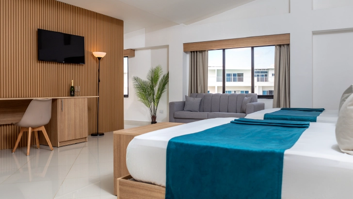 Cuenta con: vista al mar, balc&oacute;n, wifi gratuito, nevera, tv, ventilador de techo, caja fuerte, cama King size, ba&ntilde;o con ducha, secador, albornoz y zapatillas.
Junior Suite