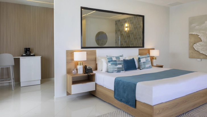 Cuenta con: vista al mar, terraza, wifi, minibar, cafetera, 2 televisores, sala, 2 ventiladores, caja fuerte, cama King size, ba&ntilde;o, secador, albornoz y zapatillas.
Junior Suite Ocean View