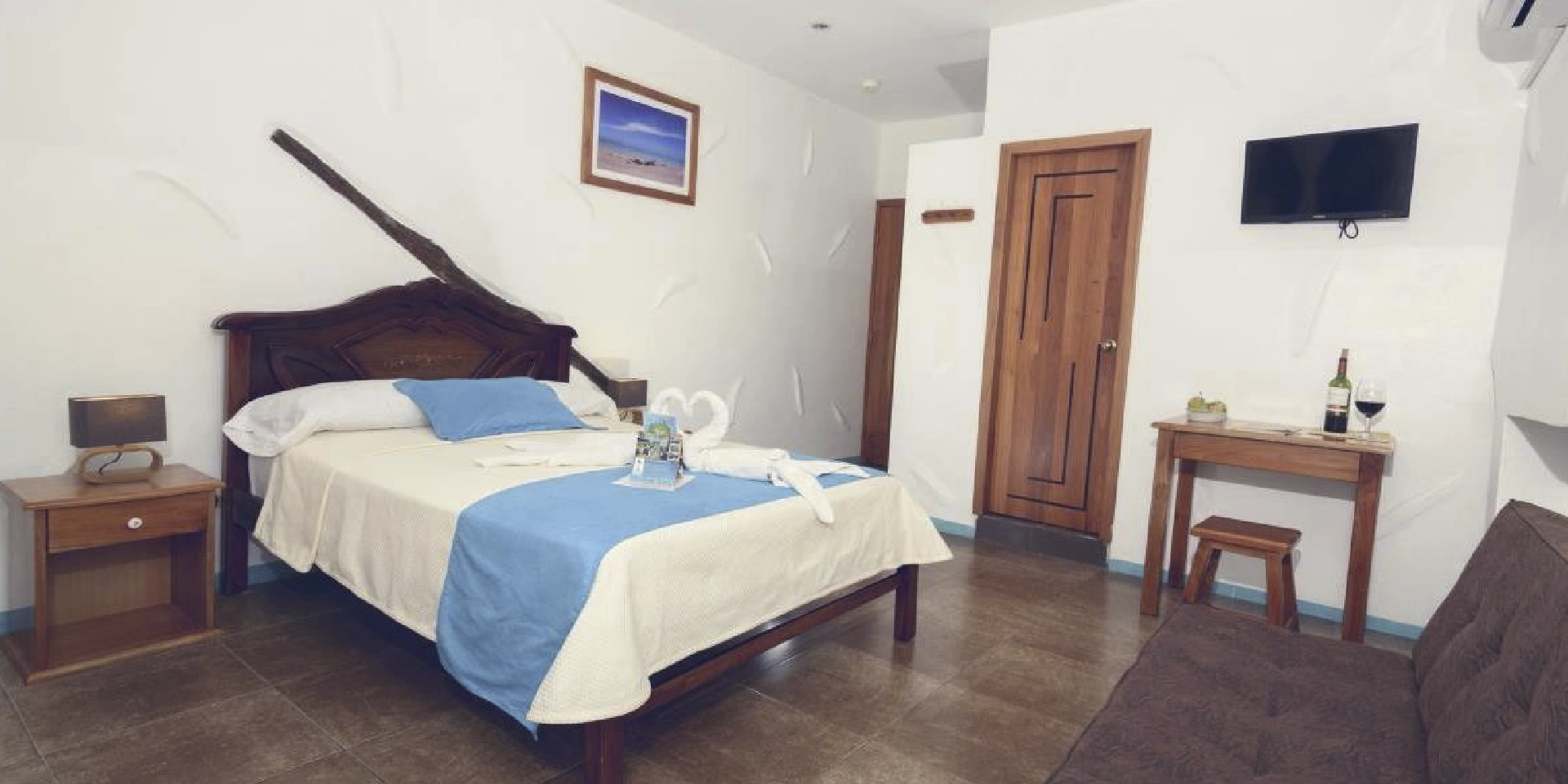 on-vacation-colombia-destination-ecuador-hotel-native-double-room-01-1920x960px