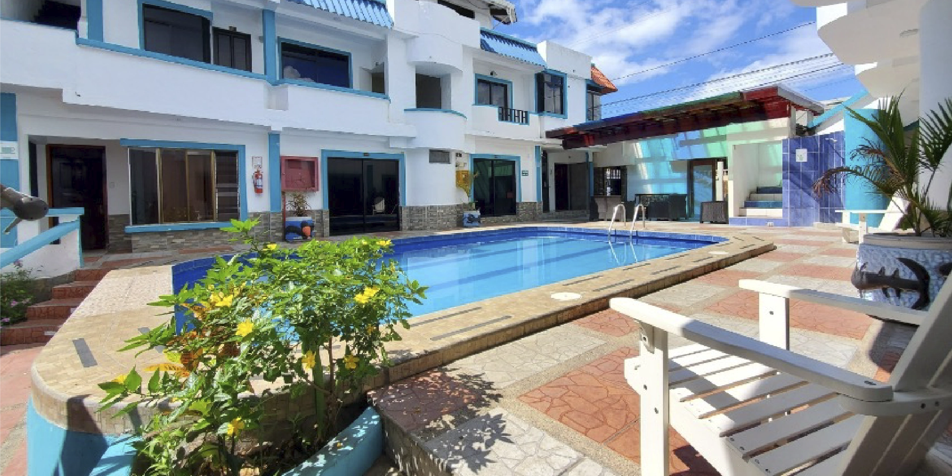 on-vacation-colombia-destino-ecuador-hotel-paradise-piscina-1920x960px