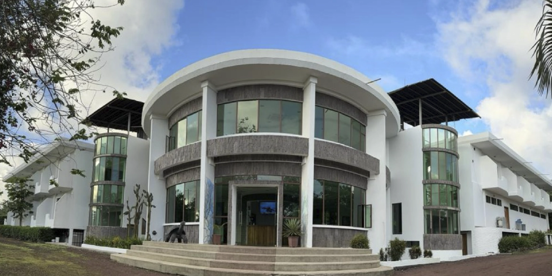 on-vacation-colombia-destination-ecuador-hotel-tortuga-bay-facade-1920x960px