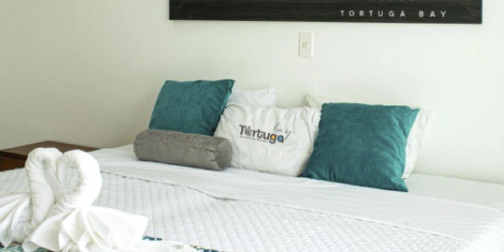 on-vacation-colombia-destination-ecuador-hotel-tortuga-bay-double-room-1920x960px