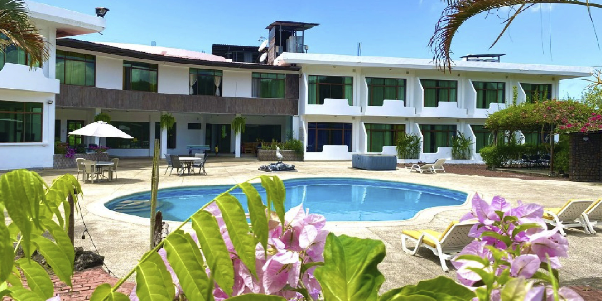 on-vacation-colombia-destination-ecuador-hotel-tortuga-bay-pool-1920x960px