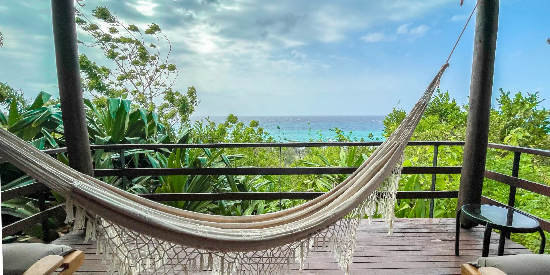 balcon con hamaca y vista a el mar