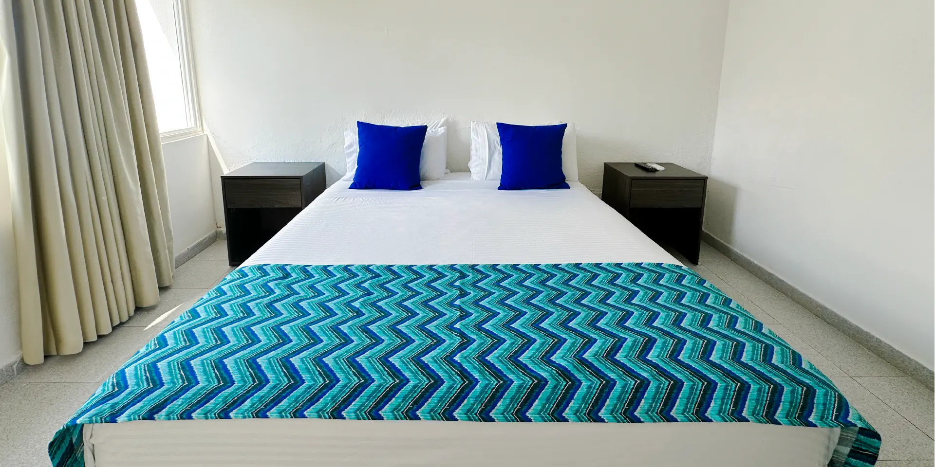 cama doble con cojines azules