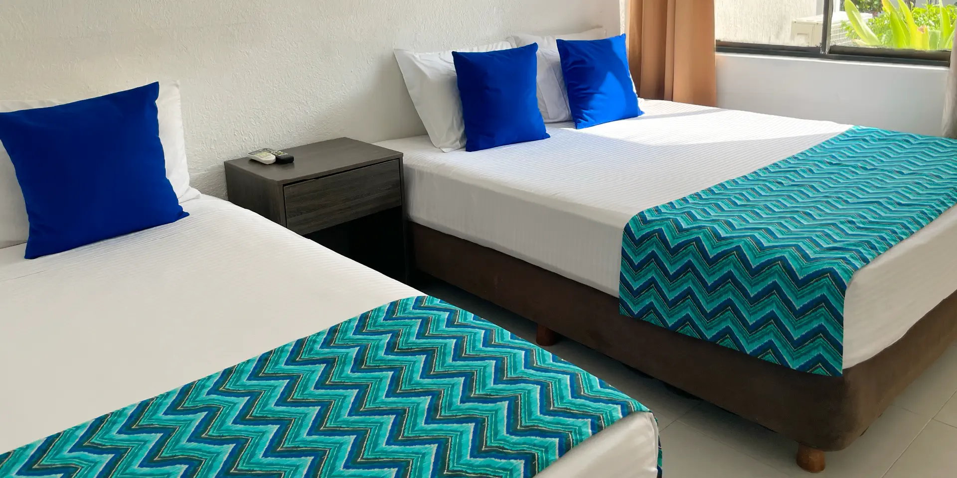 dos camas sencillas con los cojines azules