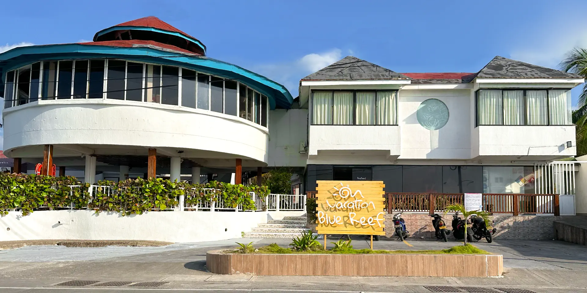 entrada del hotel blue reef