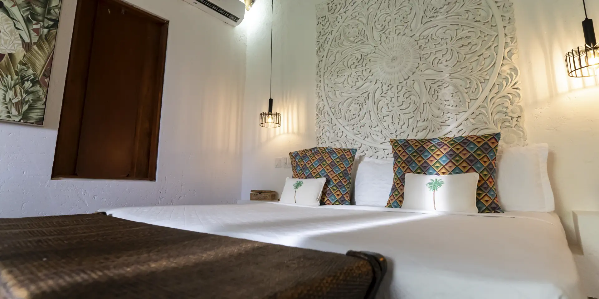 habitacion con cojines de palmera