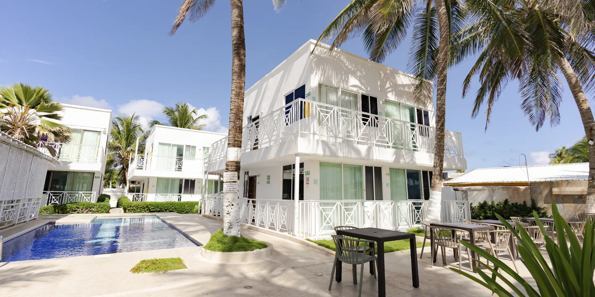 hotel blanco con piscina