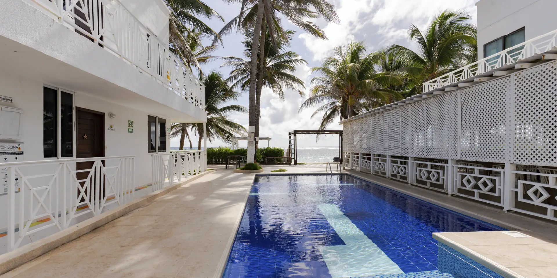 hotel de balcones blancos y piscina