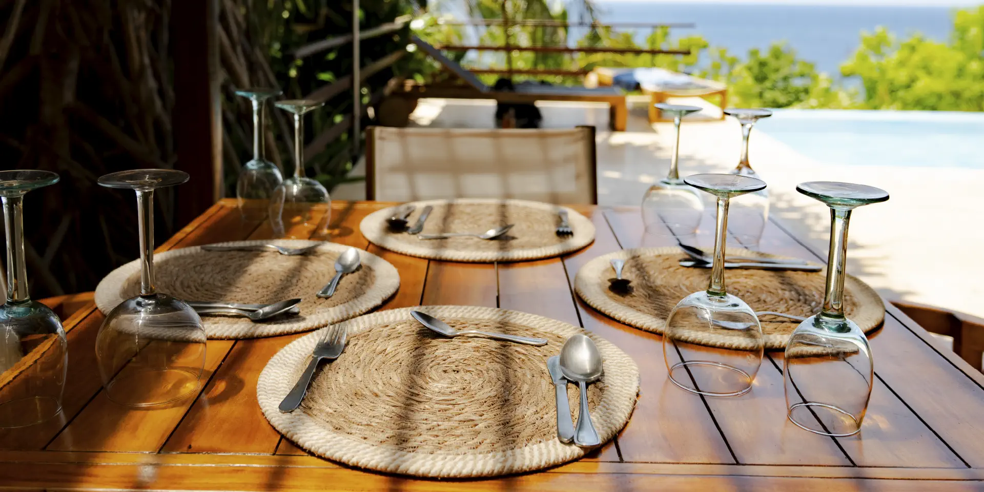 mesa al aire libre con las copas al reves