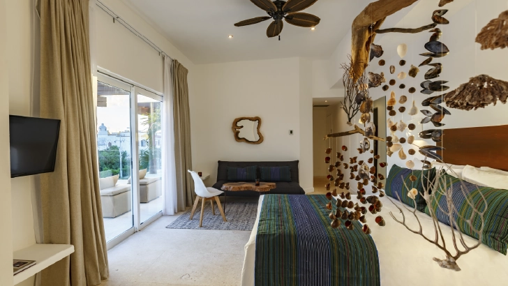 Cuenta con: 1 cama king,  zona de estar y dos sof&aacute;s
Junior Suite