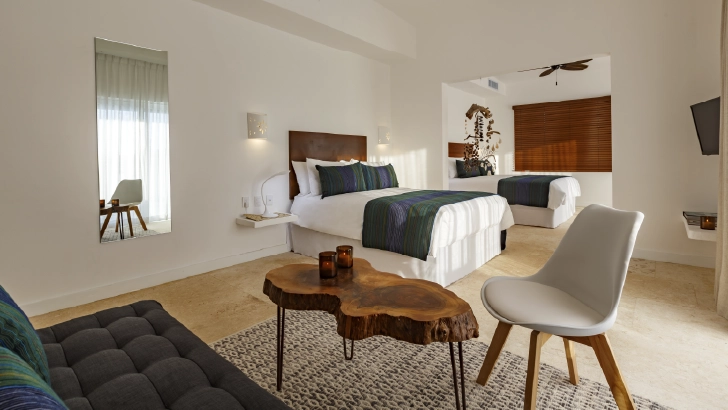 Cuenta con: 1 cama king,  zona de estar y dos sof&aacute;s
Junior Suite