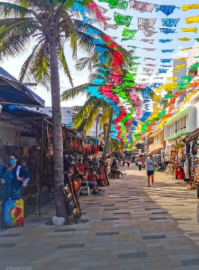 Llena de tiendas, restaurantes y entretenimiento nocturno.
Quinta Avenida