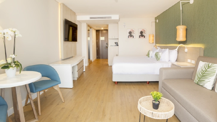 Cuentan con: TV, aire acondicionado, tel&eacute;fono, WiFi, caja fuerte, plancha y mesa para planchar, wifi, cafetera, tel&eacute;fono, minibar, refrezcos, lamparas, cafe, plancha.