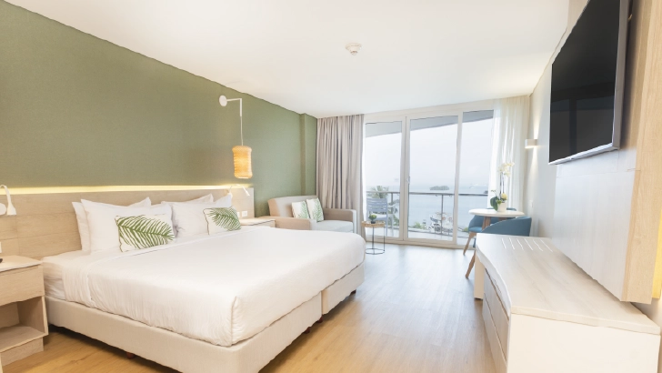 Cuentan con: TV, aire acondicionado, tel&eacute;fono, WiFi, caja fuerte, plancha y mesa para planchar, wifi, cafetera, tel&eacute;fono, minibar, refrezcos, lamparas, cafe, plancha.