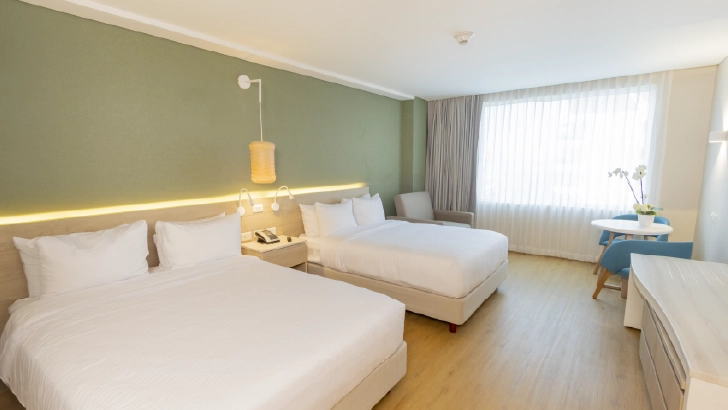 Cuentan con: TV, aire acondicionado, tel&eacute;fono, WiFi, caja fuerte, plancha y mesa para planchar, wifi, cafetera, tel&eacute;fono, minibar, refrezcos, lamparas, cafe, plancha.