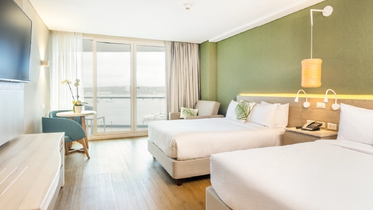 Cuentan con: TV, aire acondicionado, tel&eacute;fono, WiFi, caja fuerte, plancha y mesa para planchar, wifi, cafetera, tel&eacute;fono, minibar, refrezcos, lamparas, cafe, plancha.