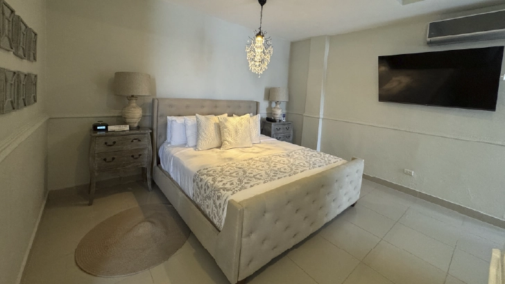 Cuentan con: TV, aire acondicionado, tel&eacute;fono, WiFi, caja fuerte, plancha y mesa para planchar, wifi, cafetera, tel&eacute;fono, minibar.