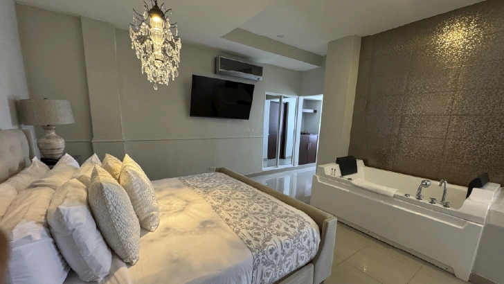 Cuentan con: TV, aire acondicionado, tel&eacute;fono, WiFi, caja fuerte, plancha y mesa para planchar, wifi, cafetera, tel&eacute;fono, minibar.