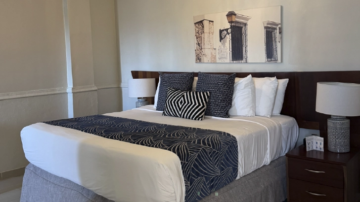 Cuentan con: TV, aire acondicionado, tel&eacute;fono, WiFi, caja fuerte, plancha y mesa para planchar, wifi, cafetera, tel&eacute;fono, minibar.