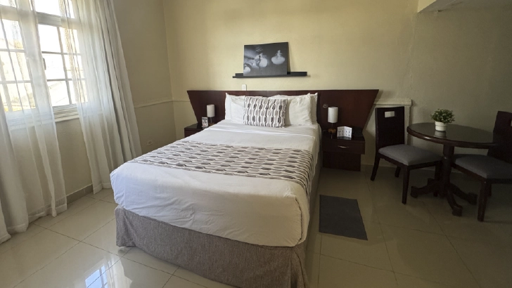 Cuentan con: TV, aire acondicionado, tel&eacute;fono, WiFi, caja fuerte, plancha y mesa para planchar, wifi, cafetera, tel&eacute;fono, minibar.