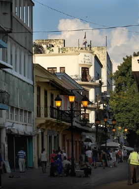 Una zona para conocer  conocer diferentes monumentos,   restaurantes, tiendas, souvenirs, bares, o tomar el Chu Chu Colonial.
Calle El Conde