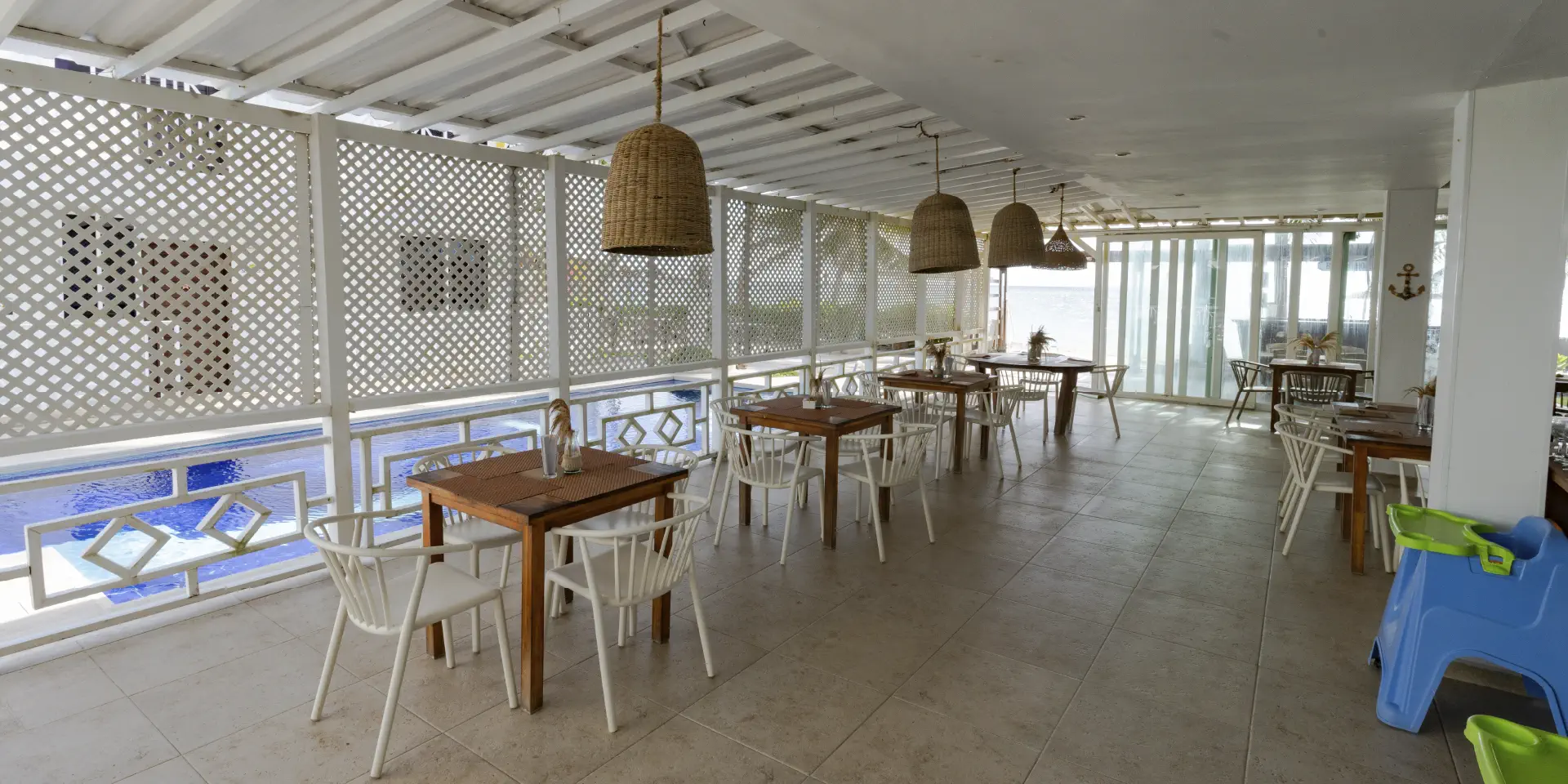 restaurante del hotel con la piscina al frente