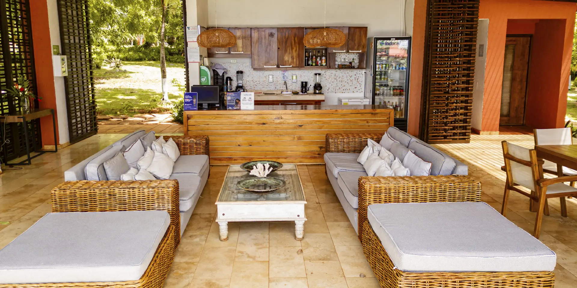 sala de estar con una cocina en madera