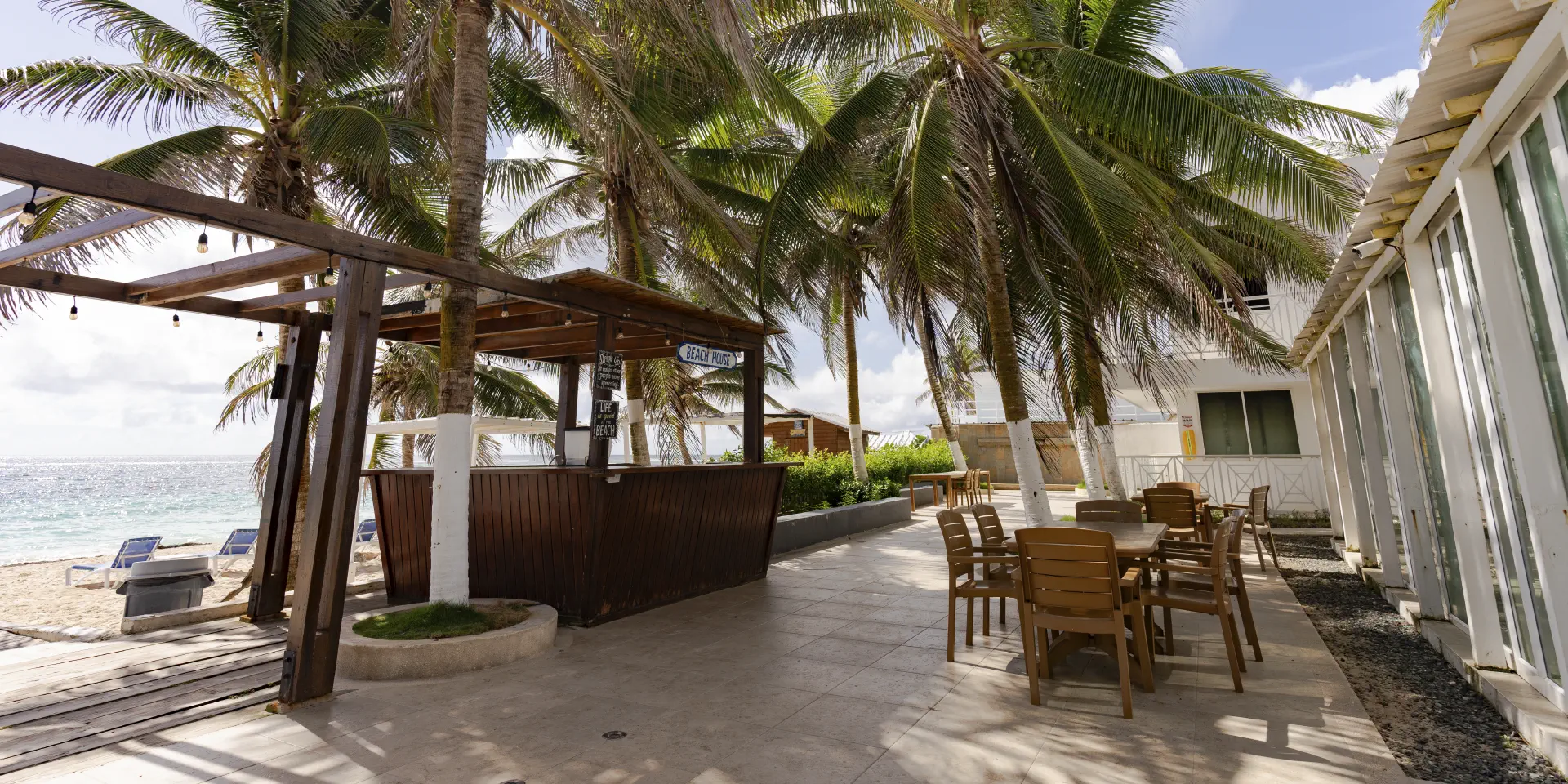 terraza de hotel con una tienda y palmeras alrededor
