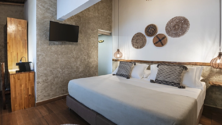 TV satelital, ba&ntilde;o, internet, ventilador, toallas, armario, refrigerador, cafetera, escritorio.