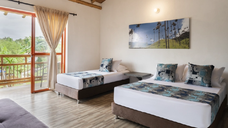 TV satelital, ba&ntilde;o, internet, ventilador, toallas, armario, refrigerador, cafetera, escritorio.