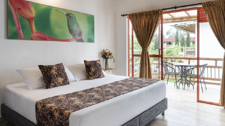 TV satelital, ba&ntilde;o, internet, ventilador, toallas, armario, refrigerador, cafetera, escritorio.