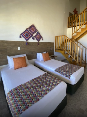 Las habitaciones Bloque Caribe ofrecen un ambiente moderno y cultural con aire acondicionado, tv satelital, baño privado y balcón, ideales para grupos de hasta 5 personas que buscan comodidad y tradición wayúu en Mayapo.​                Ver más                                        Bloque Caribe