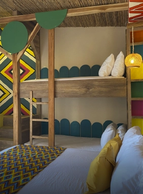 Las habitaciones Bungalow Kids están diseñadas especialmente para los más pequeños espacios alegres y coloridos, rodaderos, aire acondicionado, tv satelital, baño privado con cielo abierto y hamaca.​                Ver más                                        Bungalow Kids