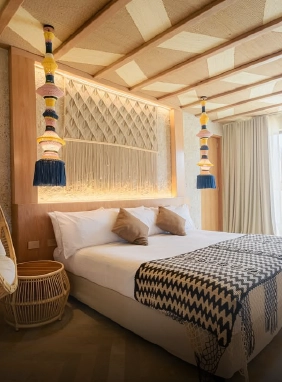 La Suite PresIdencial Wayira combina lujo y cultura wayuu con cama king zize, aire acondicionado, tv satelital, piscina privada, sauna y variedad de licores nacionales. Detalles artesanales para una experiencia inolvidable.​                Ver más                                        Suite Presidencial Wayira