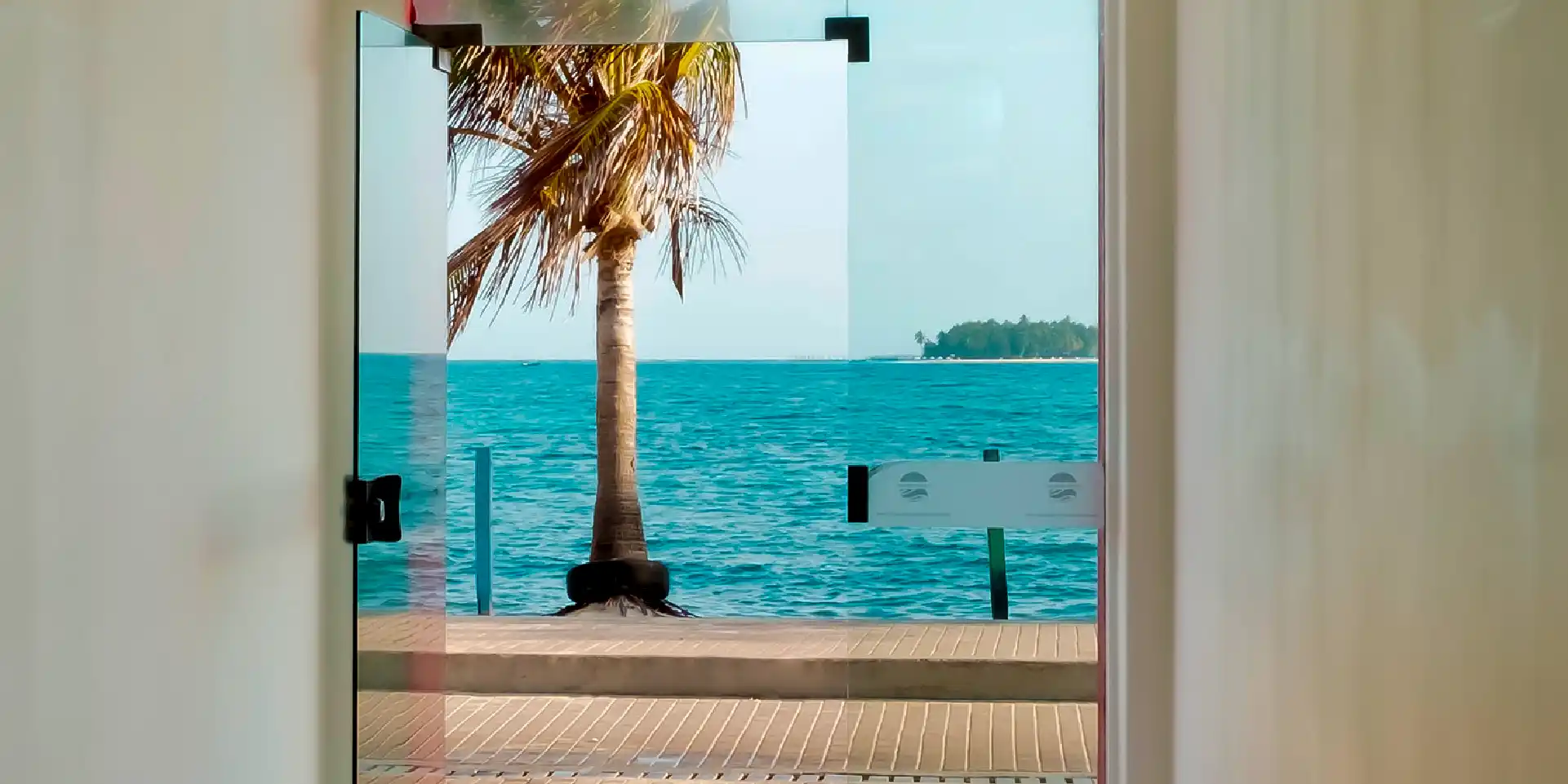 on-vacation-colombia-destino-san-andres-hotel-portobelo-boulevard-1920x960-1 4_11zon