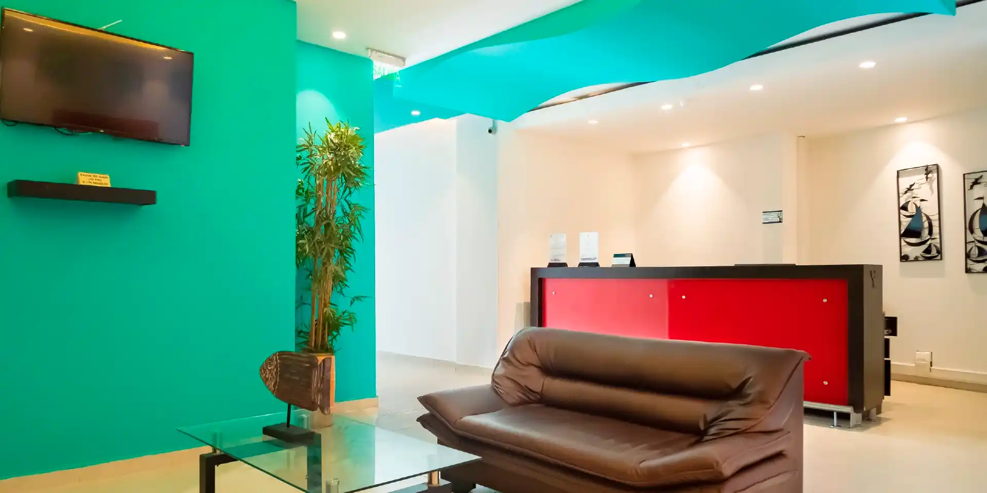 on-vacation-colombia-destino-san-andres-hotel-portobelo-boulevard-lobby-1920x960 2_11zon