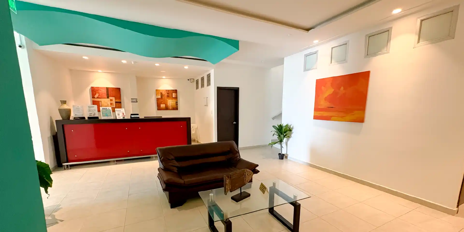 on-vacation-colombia-destino-san-andres-hotel-portobelo-boulevard-lobby-1920x960 5_11zon