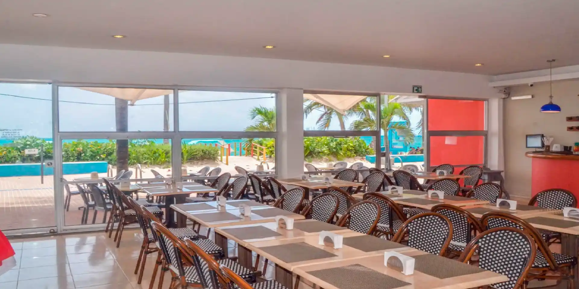 on-vacation-colombia-destino-san-andres-hotel-portobelo-boulevard-restaurante-1920x960 10_11zon