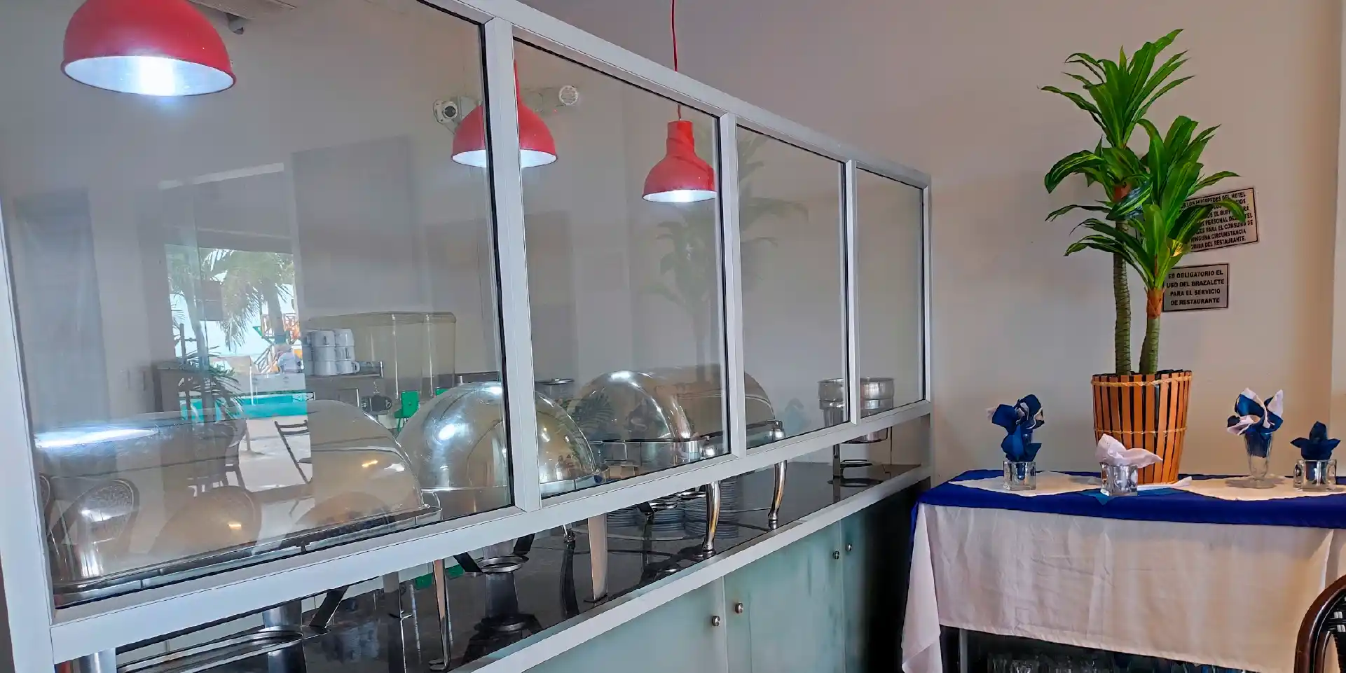 on-vacation-colombia-destino-san-andres-hotel-portobelo-boulevard-restaurante-1920x960 7_11zon