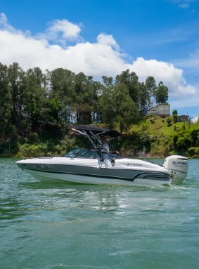 Vive deportes náuticos como kayak y paddle, y disfruta nuestro muelle con lanchas y pontones.                Práctica deportes náuticos